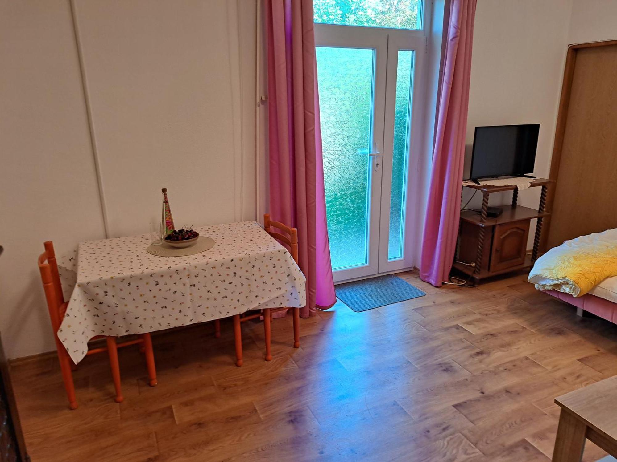 טרביניה Apartman Oaza מראה חיצוני תמונה
